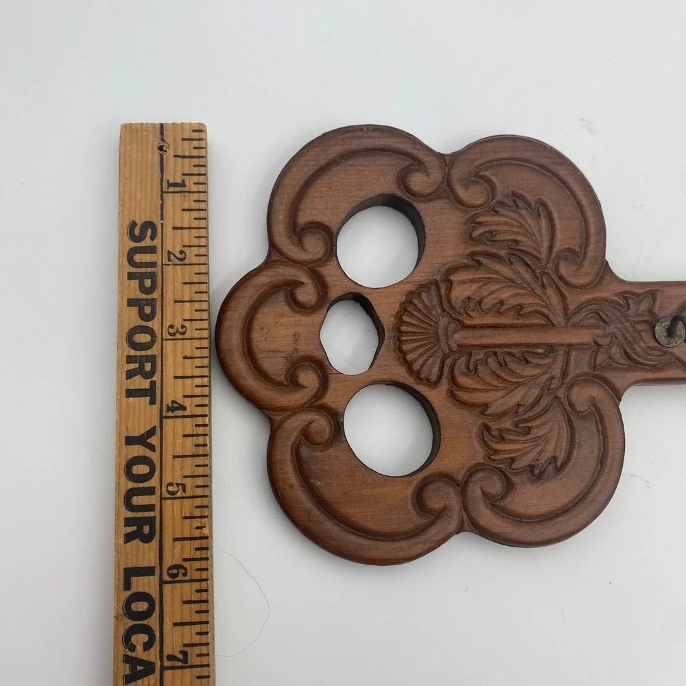Vintage Carved Wood Skeleton Key Wall Decor 19 Inch 6 Hook Key Holder Rack Brown